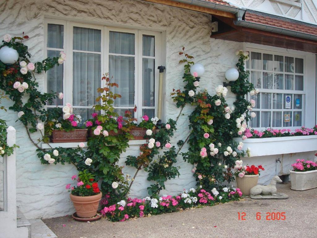 Hotel Restaurant Maison Blanche Rungis Exteriör bild
